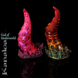Kanaloa fantasy macka silikonowe dildo Love Smiths w two mieszanki kolorów, prezentowane pionowo na czarny odbijający światło tło z coral-like rzeźbiony podstawa.