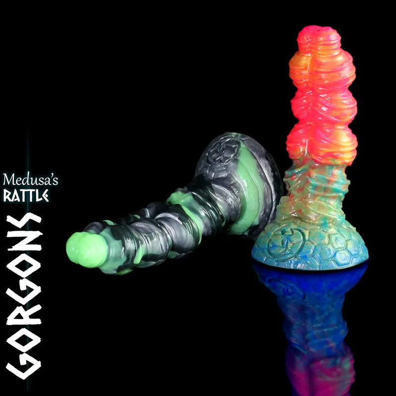 Medusa’s Rattle Gorgon Fantasy-Dildo – handgefertigtes Silikon-Lusttoy mit strukturiertem Schaft und modelliertem Sockel aus der luxuriösen Adult-Kollektion von Love Smiths