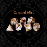 Caramel Mist bärnsten acrylic tärningar set med opalescent fantasy tabletop design