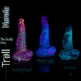 Godemiché fantasy Troll en silicone, coloris Heroic, présenté en lumière naturelle et avec effet phosphorescent pour mettre en valeur le rendu lumineux du silicone.