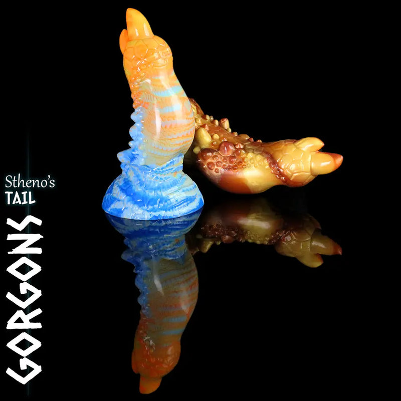 Gorgons Stheno’s Tail silikonowe dildo fantasy w niebieski, pomarańczowy, złoty i bronze kolory na czarne tło