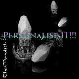 Individueller Monolith-Fantasy-Kristalldildo von Love Smiths mit dem Text „Personalise It“, der das personalisierbare Kristalltoy mit Alien-Kronensockel zeigt.