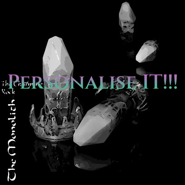 Individueller Monolith-Fantasy-Kristalldildo von Love Smiths mit dem Text „Personalise It“, der das personalisierbare Kristalltoy mit Alien-Kronensockel zeigt.