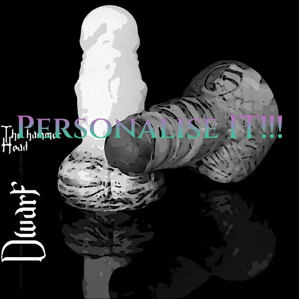 Dildo Dwarf personalizzabile di Love Smiths con testo “Personalise It”, che mostra design a testa di martello e base a barba di nano per creare un toy fantasy custom.