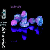 Plug anale fantasy Dragoness Egg taglia Cute in silicone marmorizzato viola e blu, luminoso sotto luce nera, toy anale artigianale testurizzato a scaglie di drago.