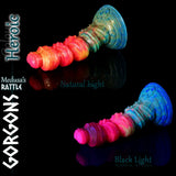 Medusa-Fantasy-Dildo in Heroic-Farbe unter Schwarzlicht – leuchtend mehrfarbiges Silikon-Adult-Toy mit modellierten Strukturen von Love Smiths