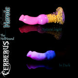 Cerberus-HellHound-Fantasy-Silikondildo in Heroic-Farbe aus Pink, Gold und Lila, gezeigt bei Tageslicht und im Dunkeln