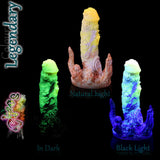 Chaos-Fantasy-Silikondildo in der im Dunkeln leuchtenden Legendary-Farbe, gezeigt bei Tageslicht, im Dunkeln und unter Schwarzlicht