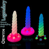 Silikonowe dildo fantasy Orwyn Unicorn Shape-Shifting Druid od Love Smiths, pokazujące kolorystykę i rzeźbione detale.